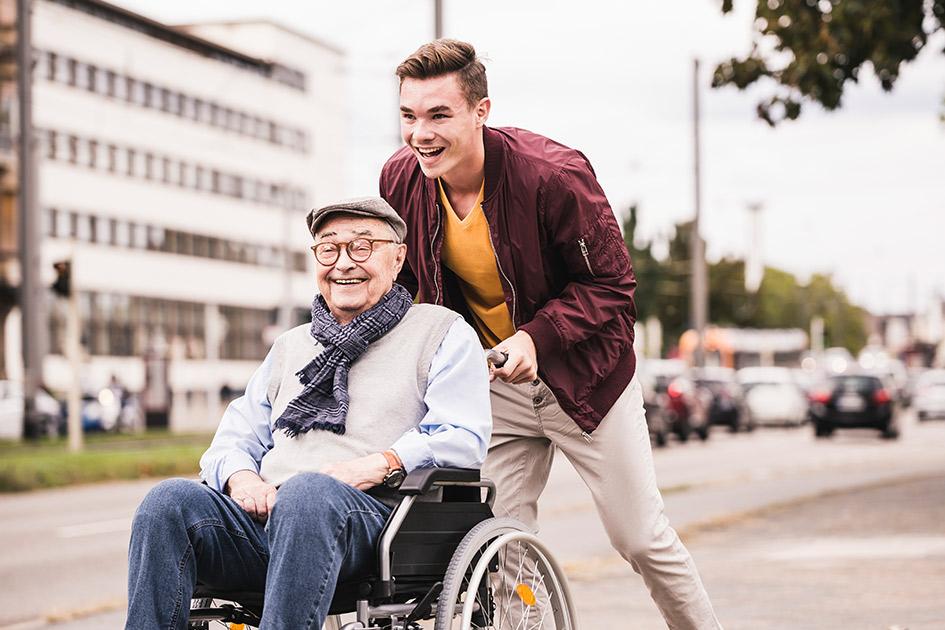 gruas para pacientes: la persona será levantada de la silla de ruedas