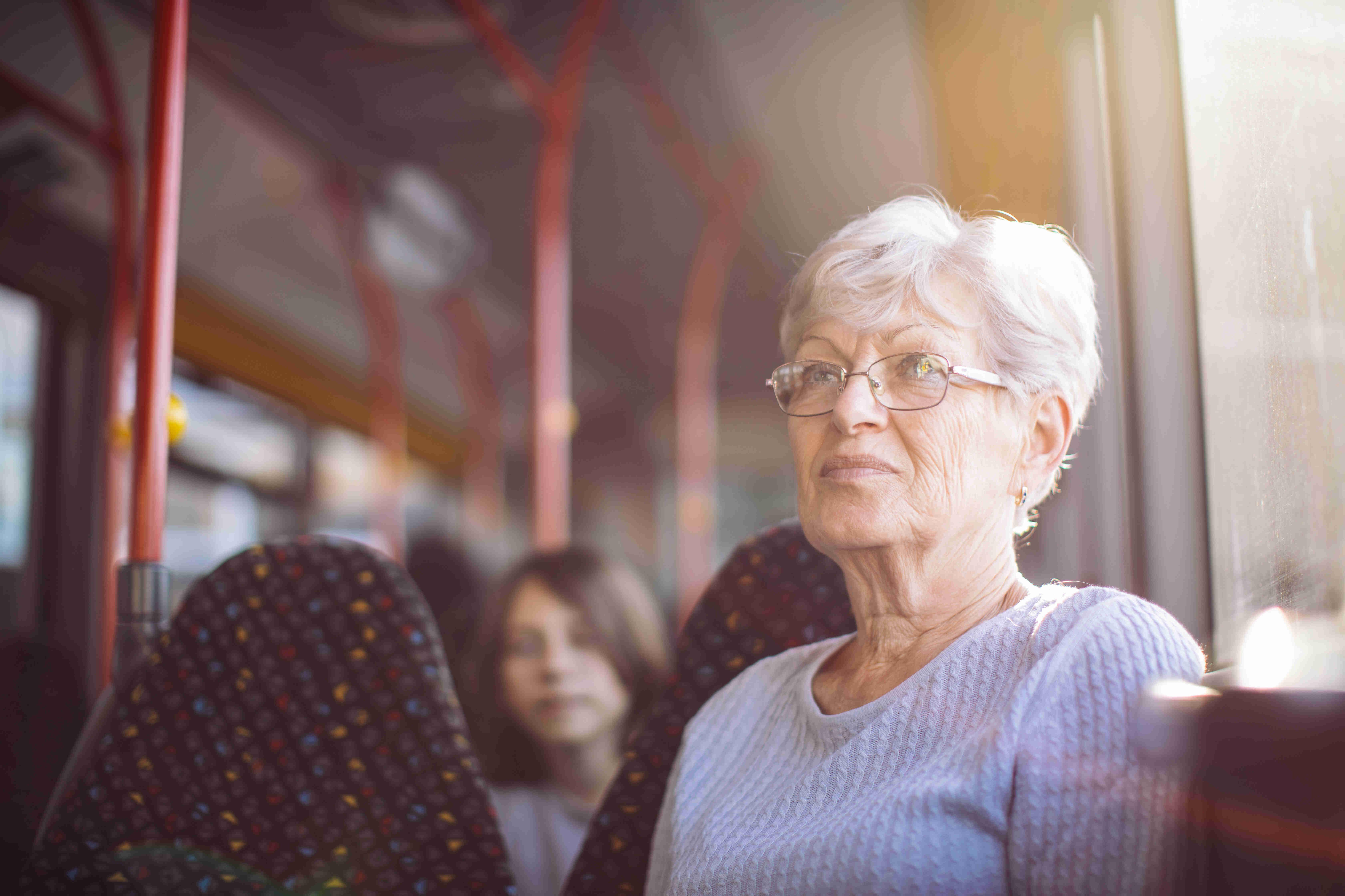 Te contamos qué abono de transporte puede solicitar la tercera edad