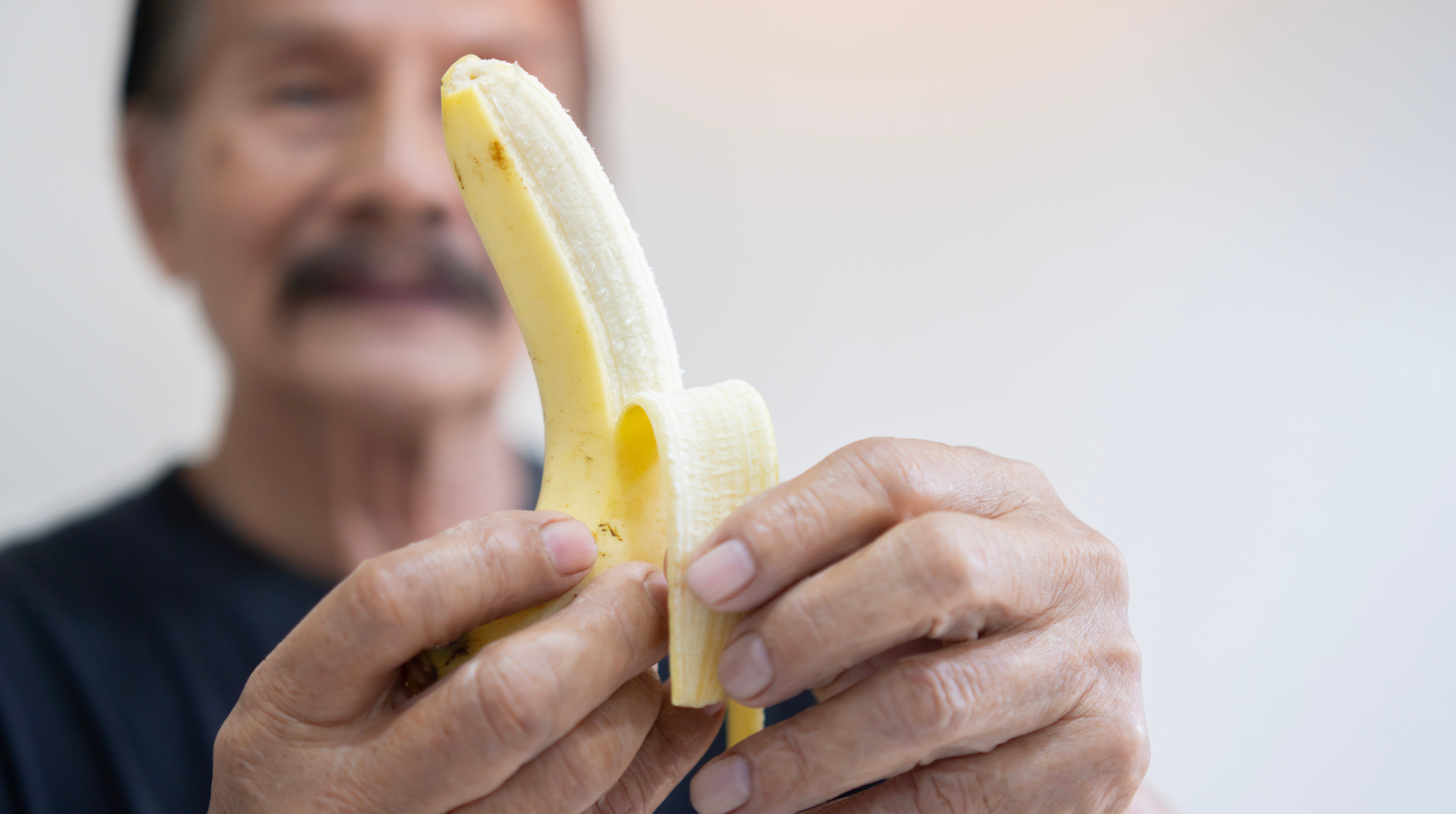 El plátano como aliado en la incontinencia urinaria